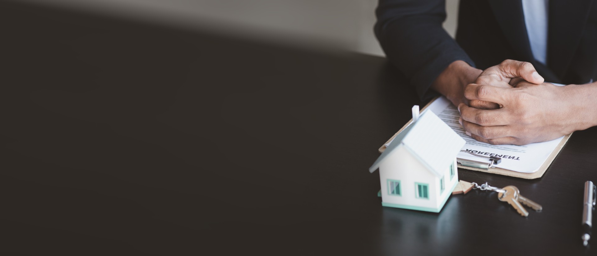 Signature d’un acte immobilier encadrée par un notaire