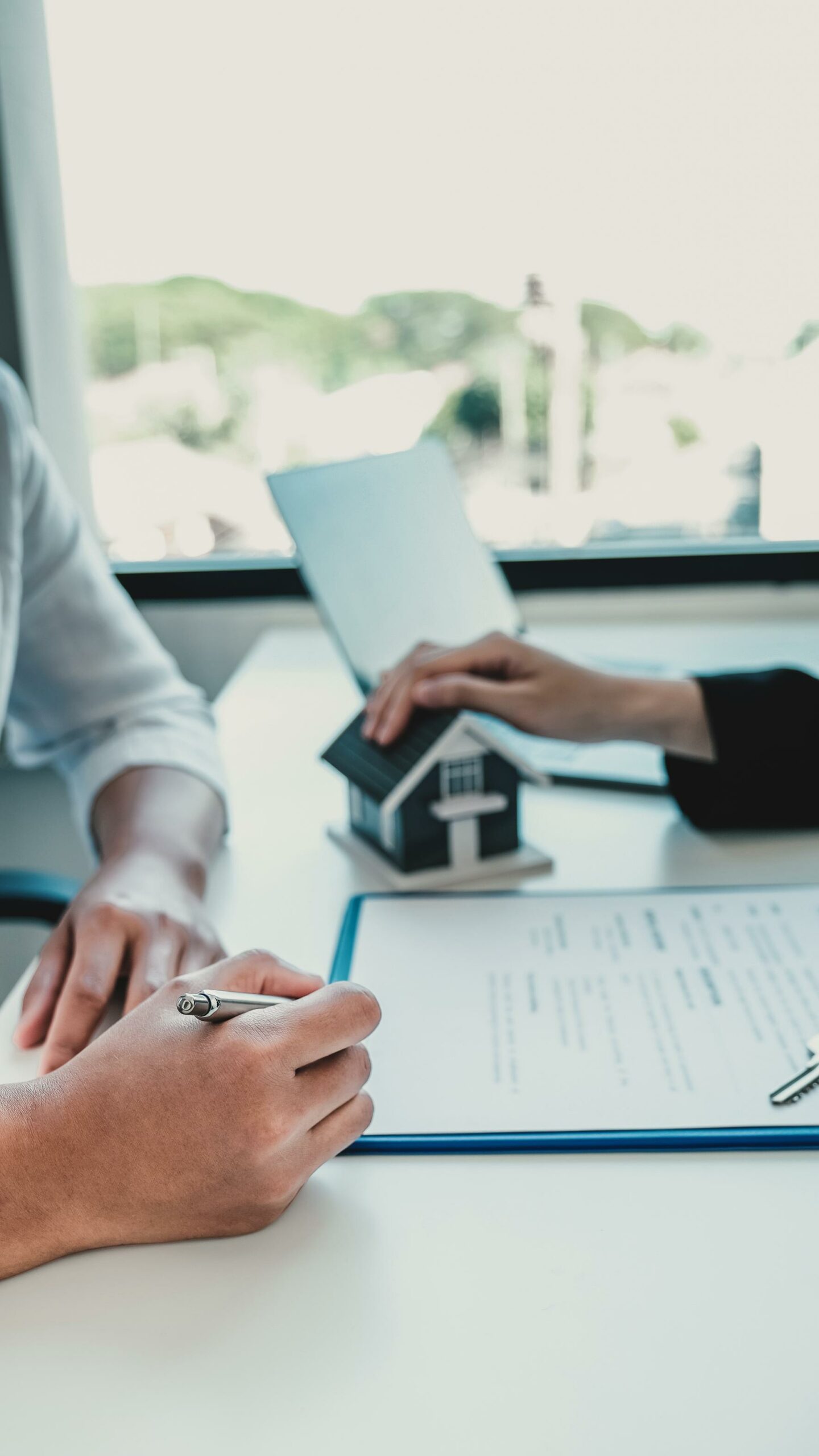 Signature d’un acte immobilier avec un notaire pour un achat ou une vente en toute sécurité